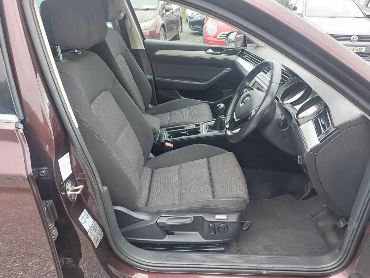 Volkswagen Passat 2016 - Image 2