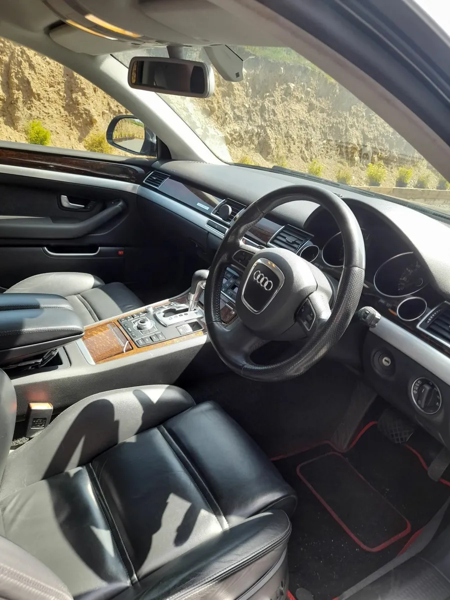 Audi A8 2010 - Image 2