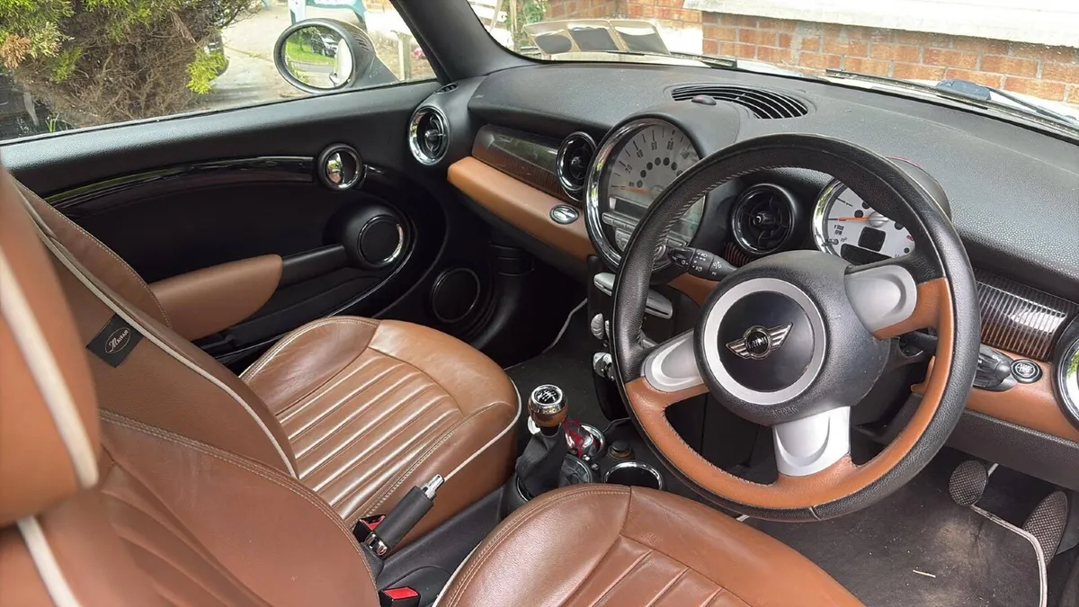 Mini Cooper 2010 - Image 1