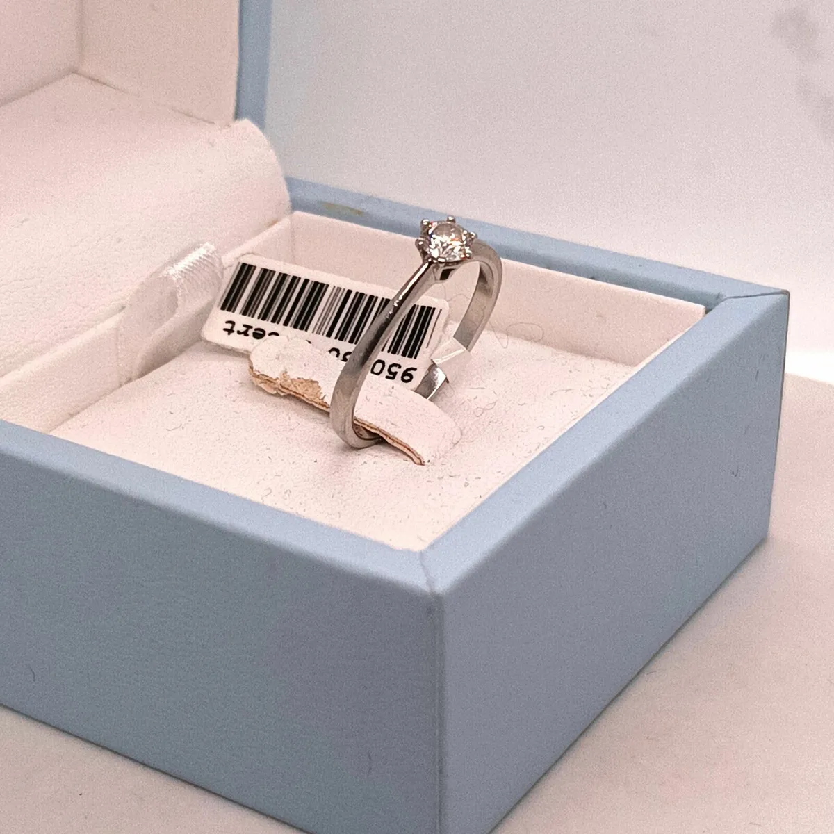 Diamond Solitaire, Platinum Ring with Certificate - Image 1