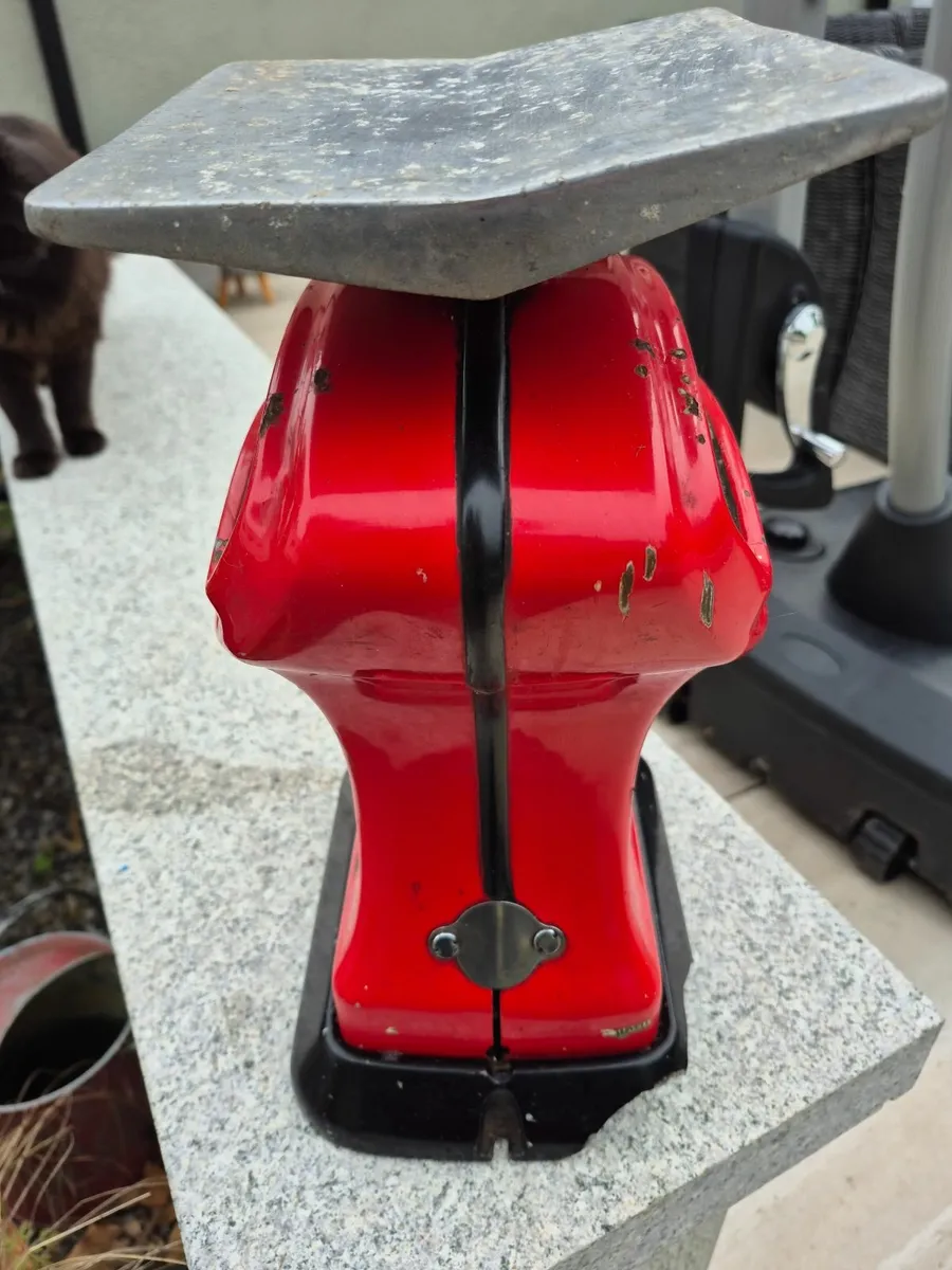 Vintage avery weighing scales - Image 4