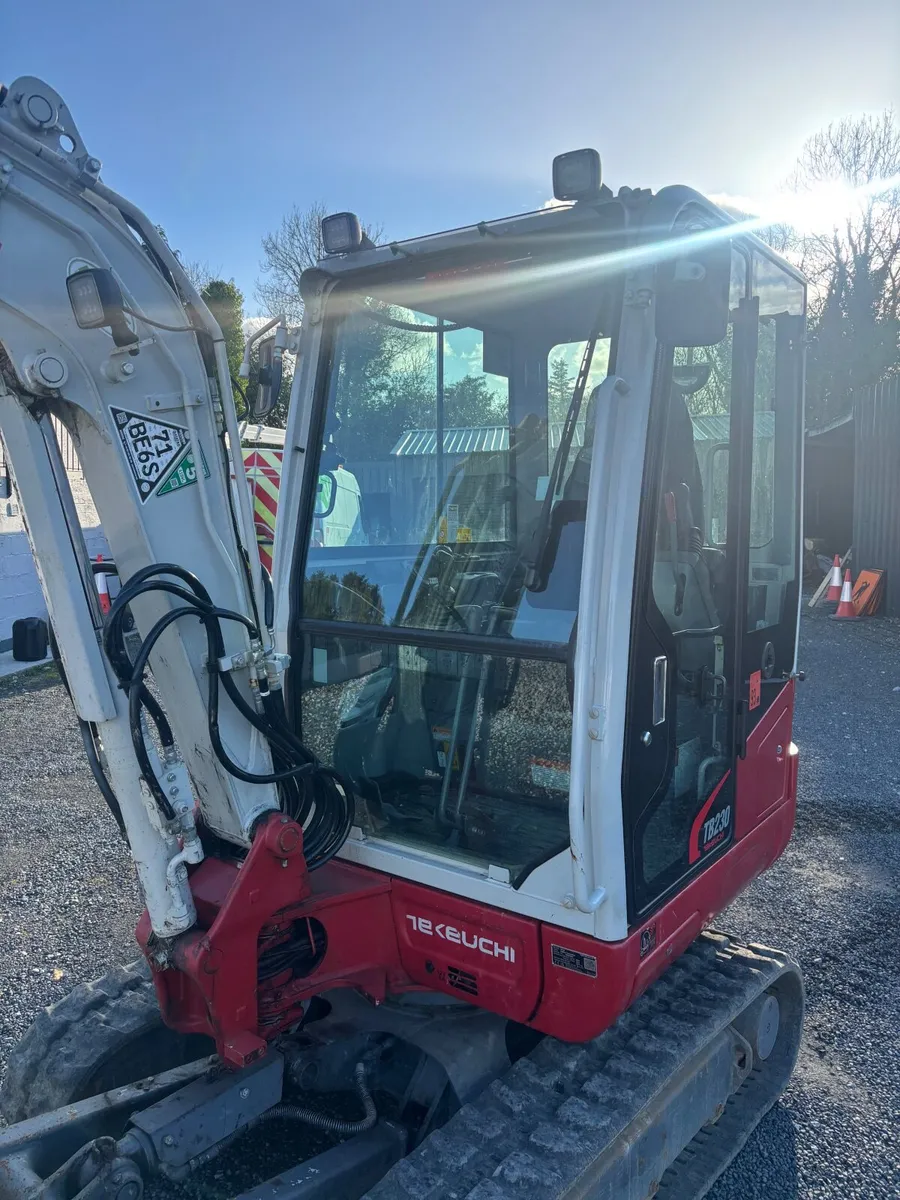 3 tonne takuchi mini digger - Image 2