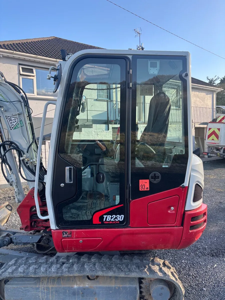 3 tonne takuchi mini digger - Image 3