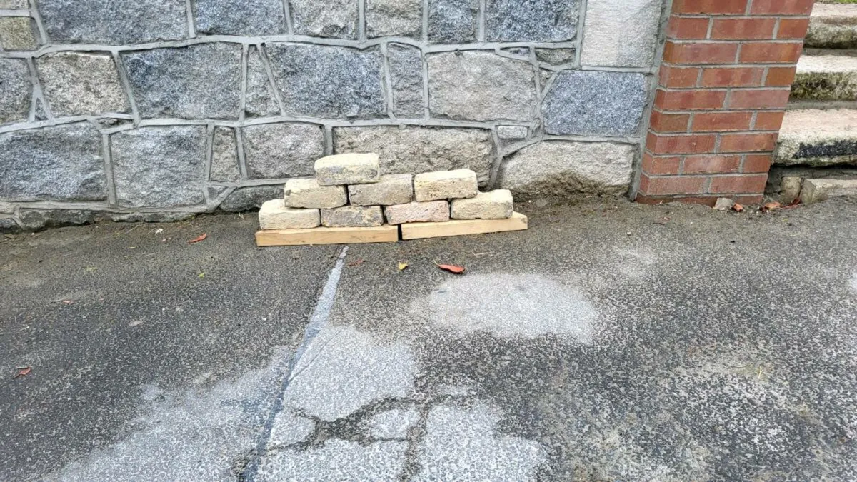 Old bricks - Image 1