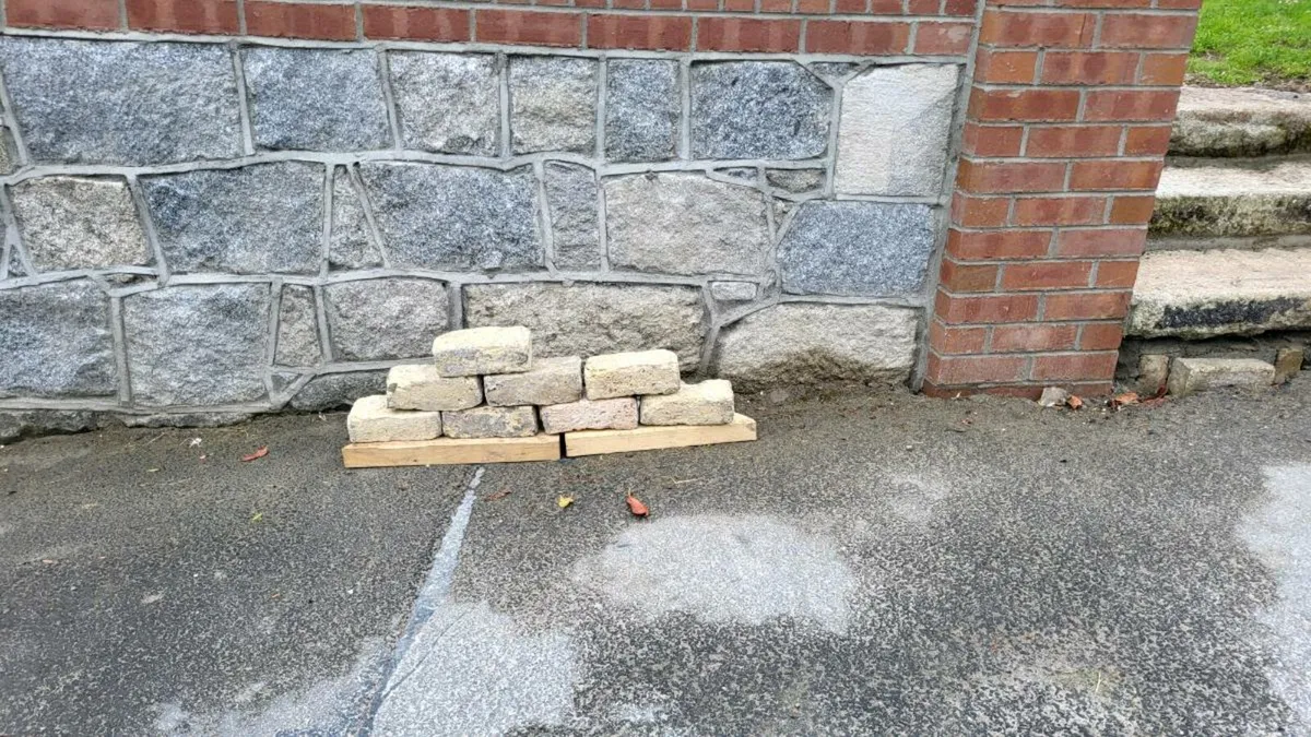 Old bricks - Image 2