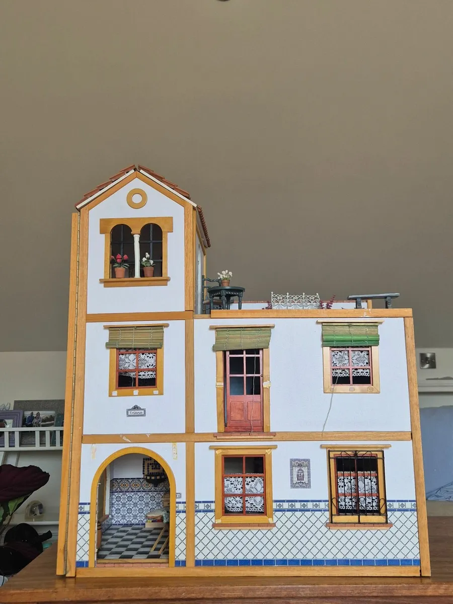 Dolls house - Image 1