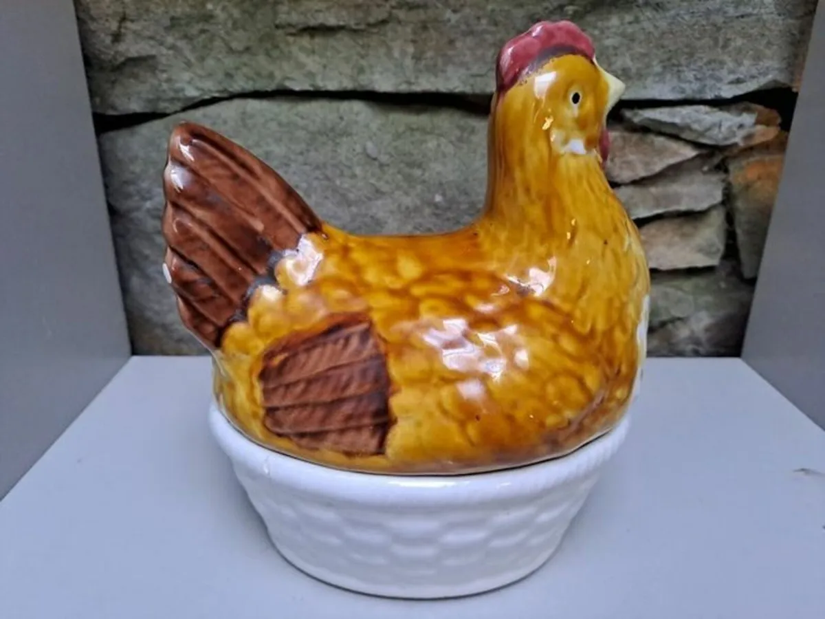 Vintage ceramic hen - Image 1