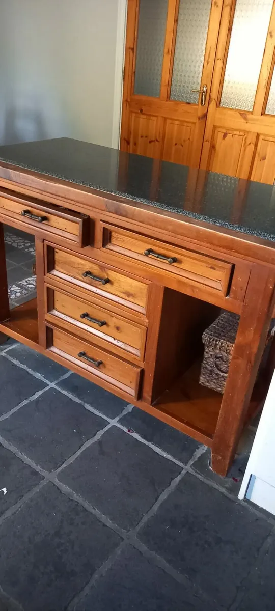 Free standing kitchen island - Image 1