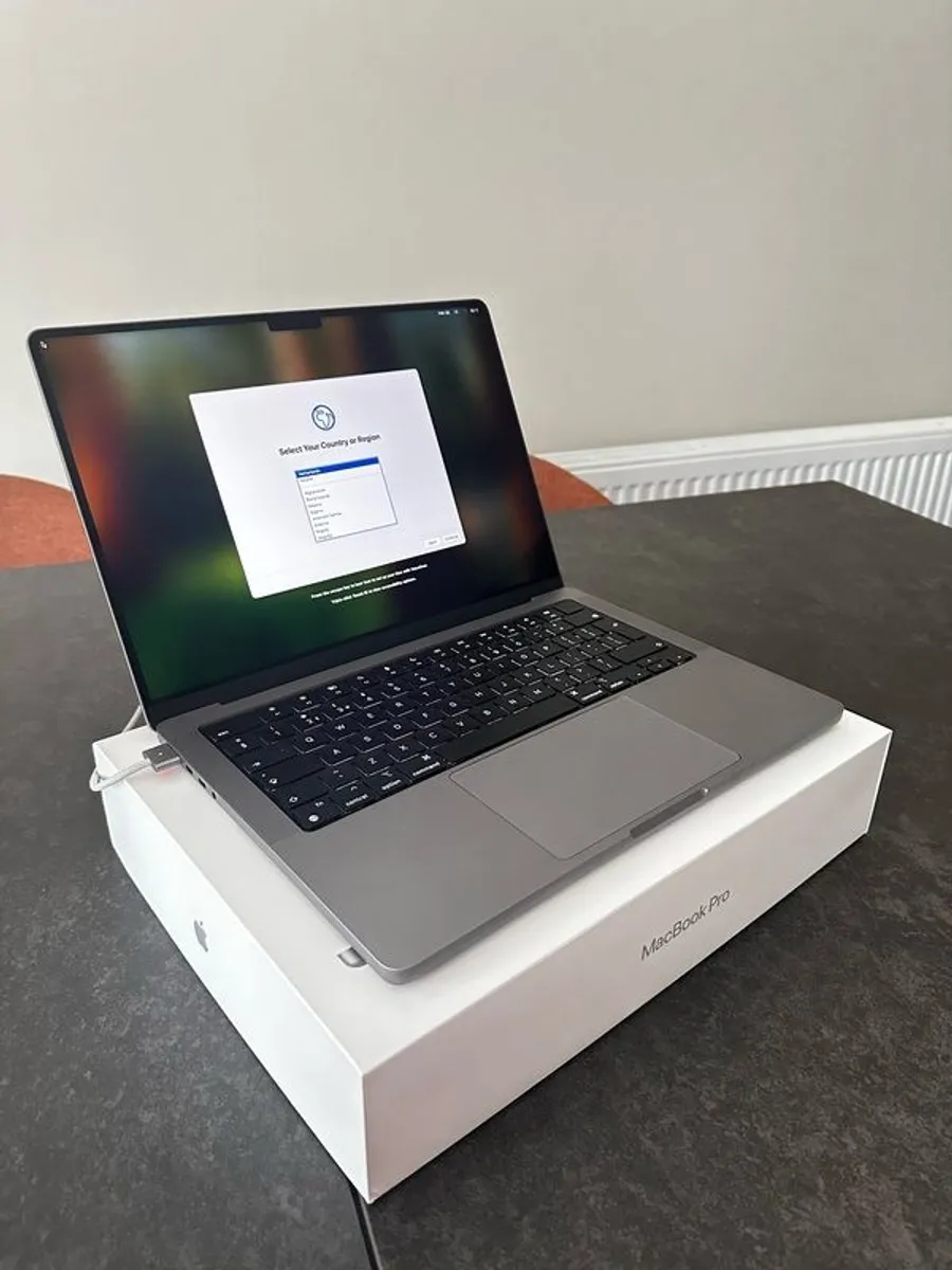 Apple MacBook Pro M2 - Image 3