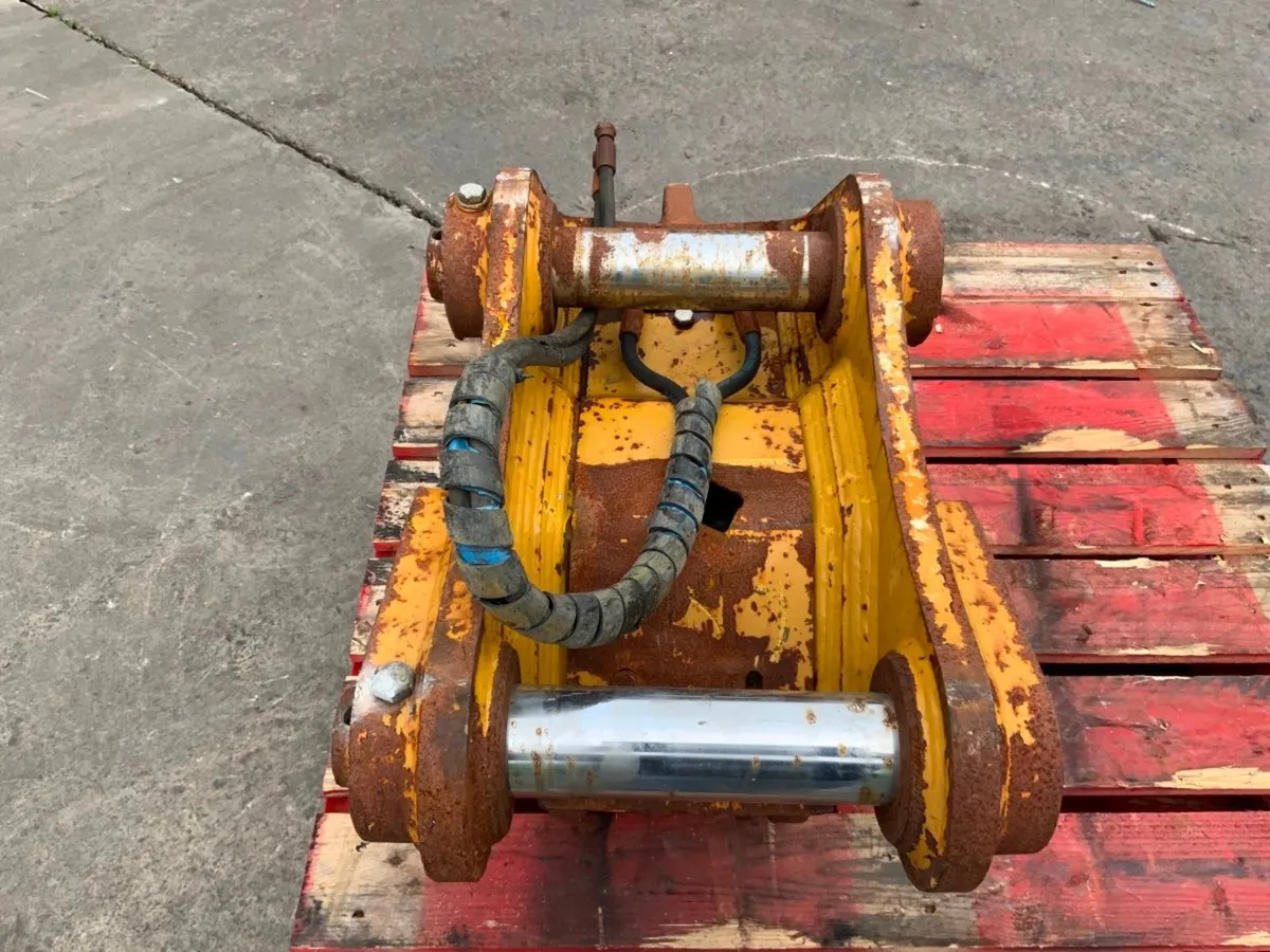 2015 CATERPILLAR Q/HITCH........65mm PINS....5922. - Image 4