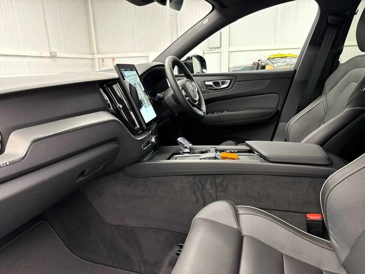 Volvo XC60 T6 Black Edition  new Model   175 P/W - Image 4