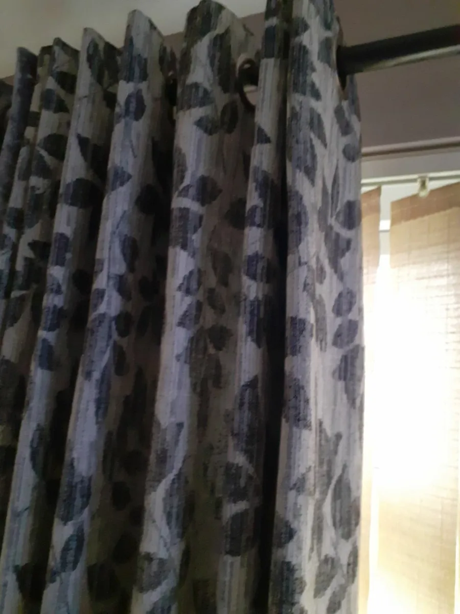 Curtains - Image 2