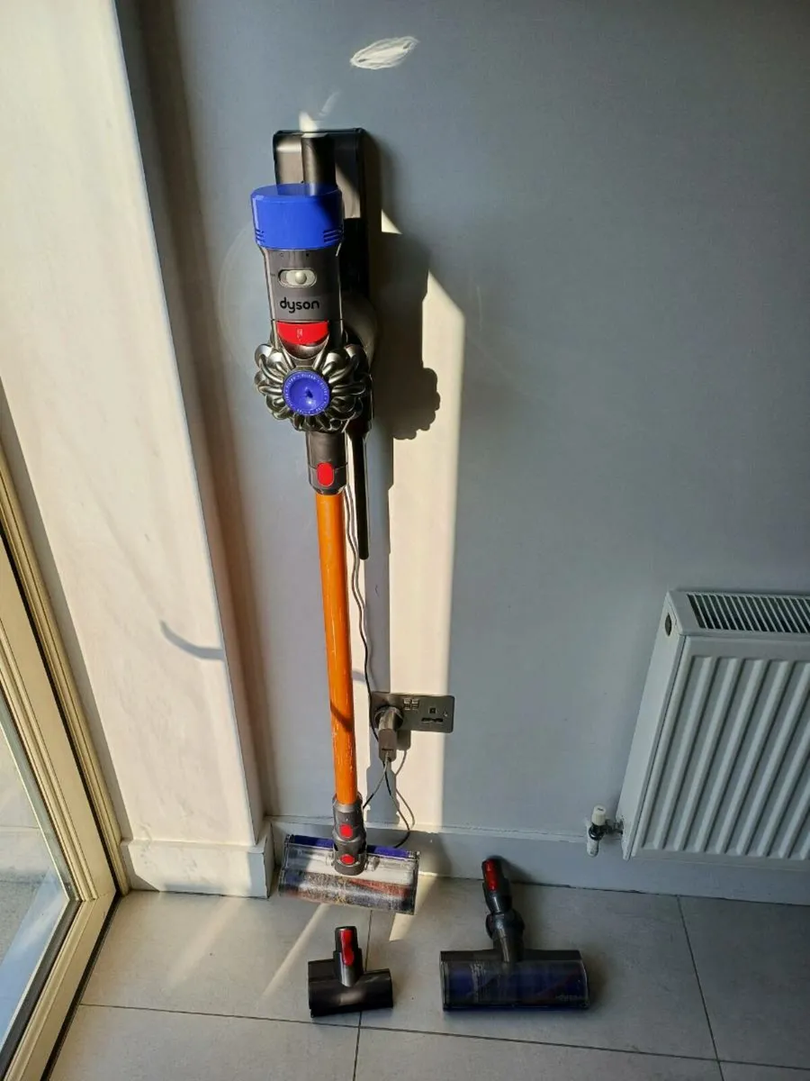 Dyson Vacuum V8 Absolute - Image 1