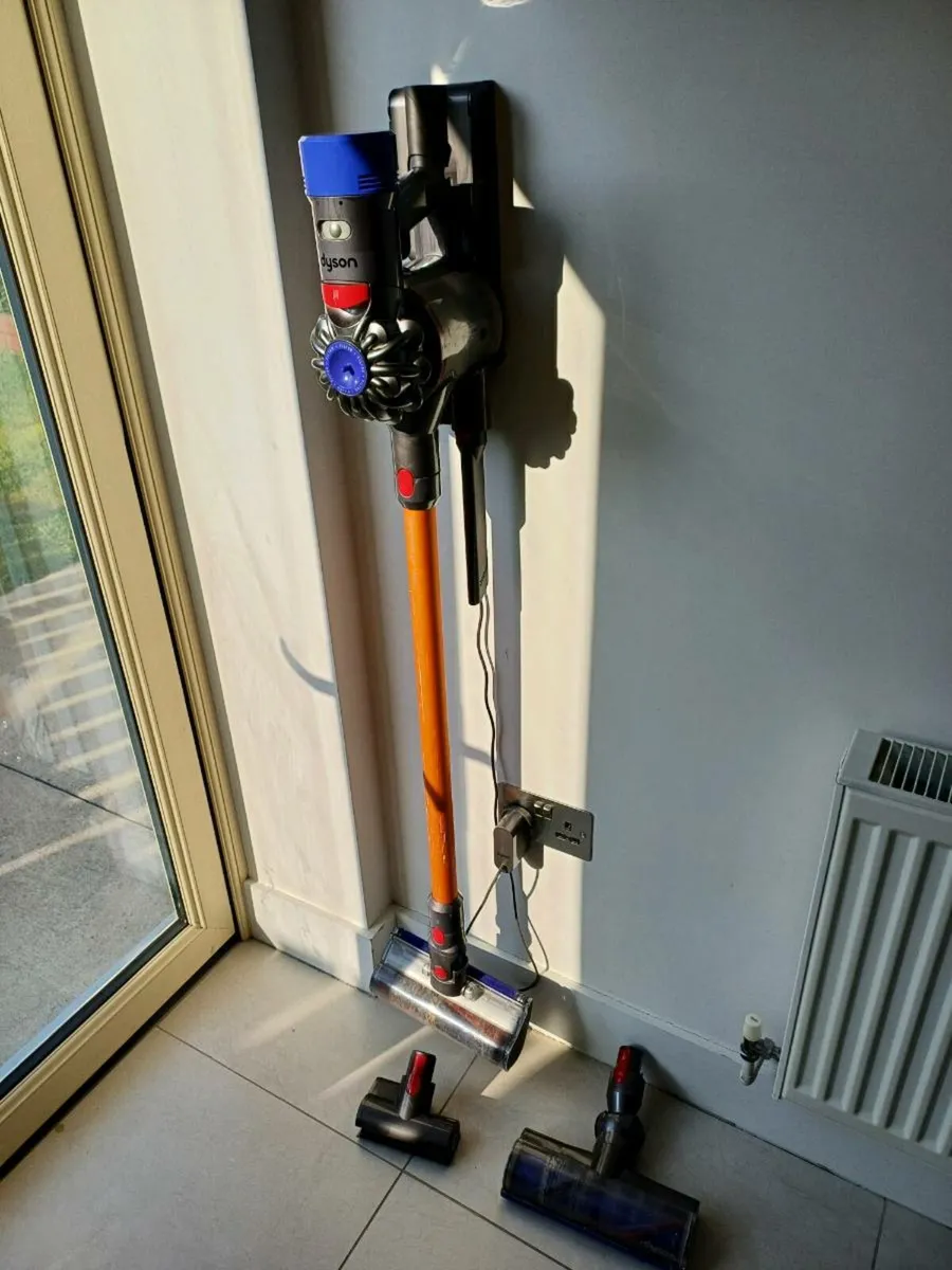 Dyson Vacuum V8 Absolute - Image 2