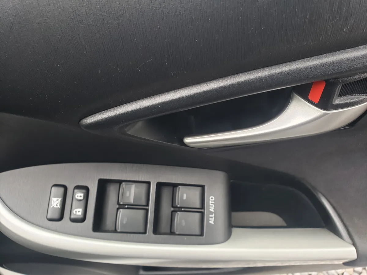 Toyota prius 2014 - Image 4