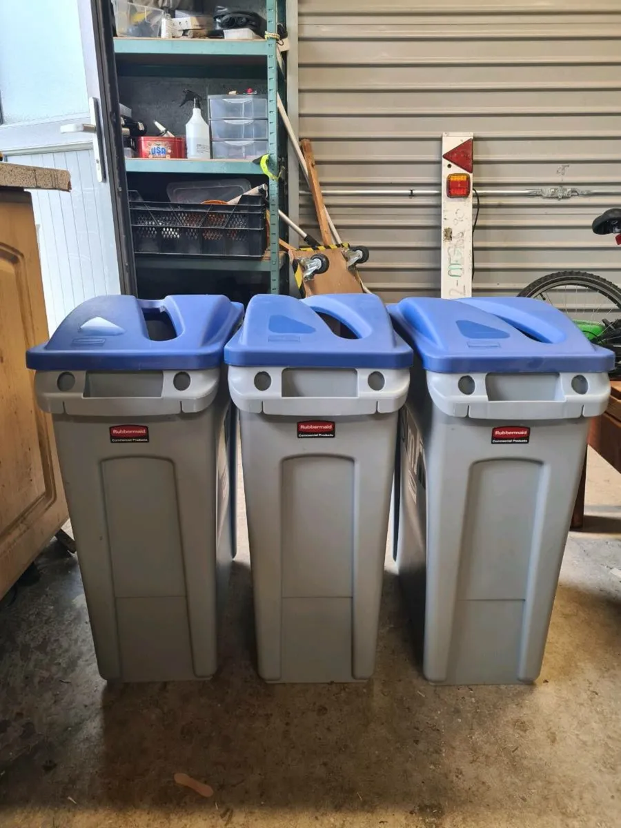 Recycling Rubbermaid bin - Image 1