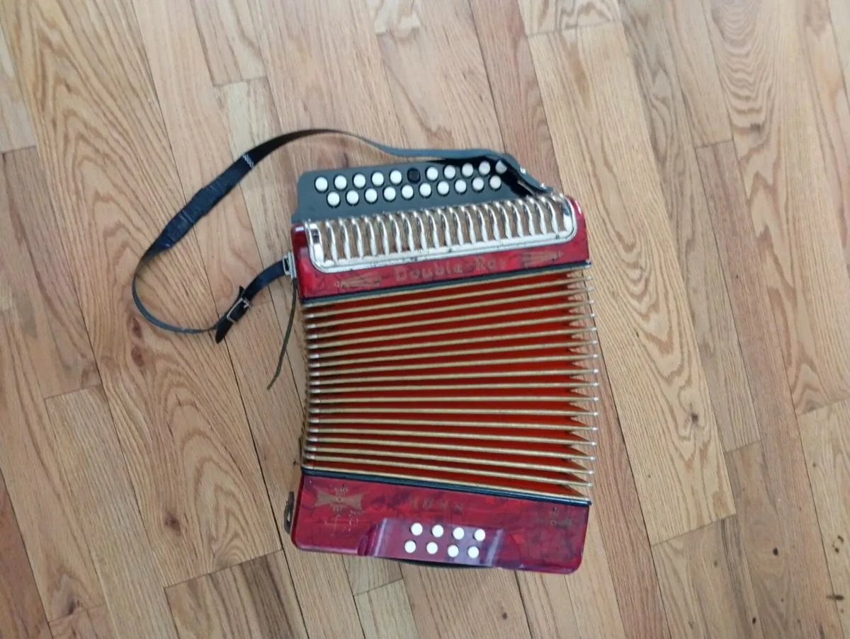 Honor button accordion - Image 2