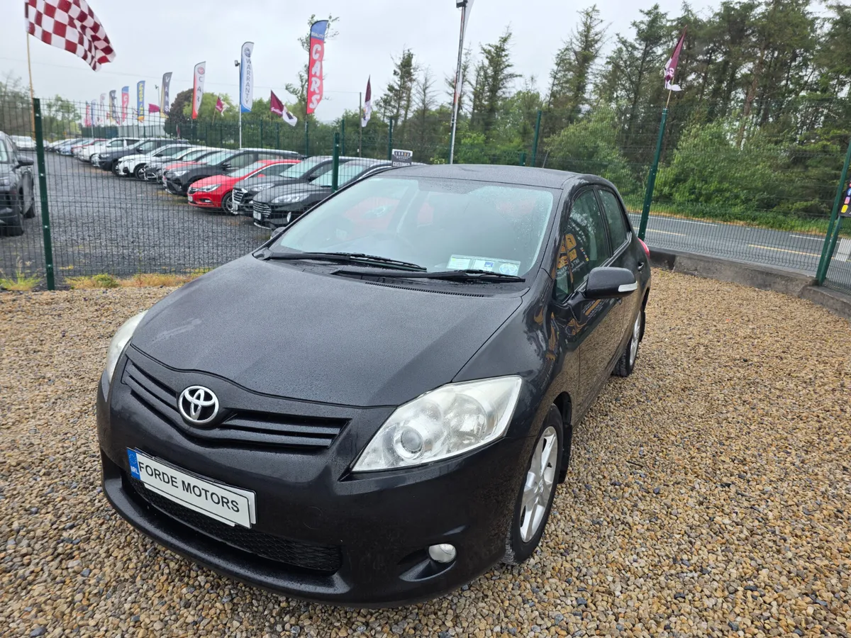 Toyota Auris 2010 - Image 2