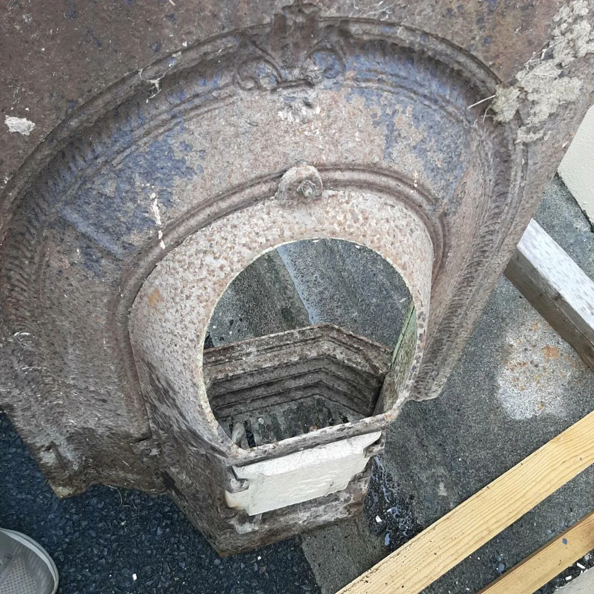 Cast iron fireplace - Image 2