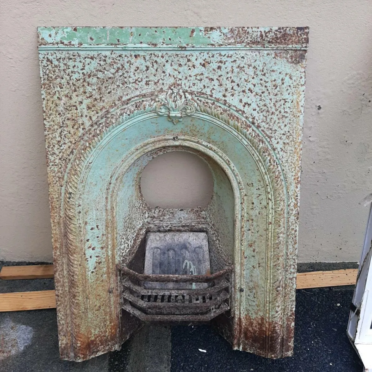Cast iron fireplace - Image 1