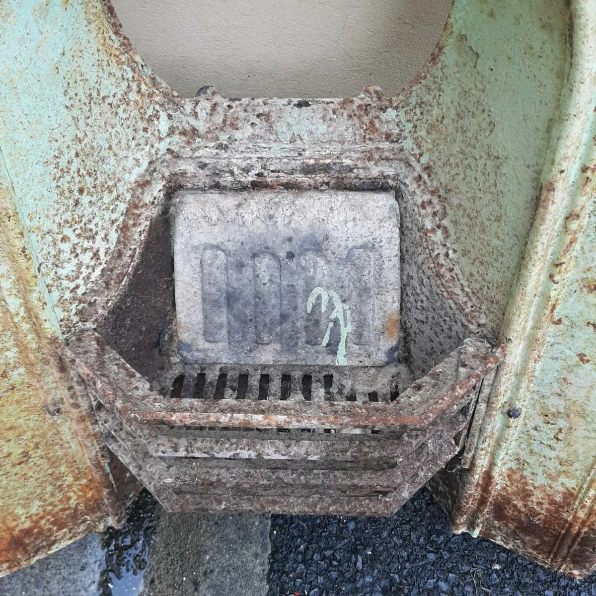 Cast iron fireplace - Image 3