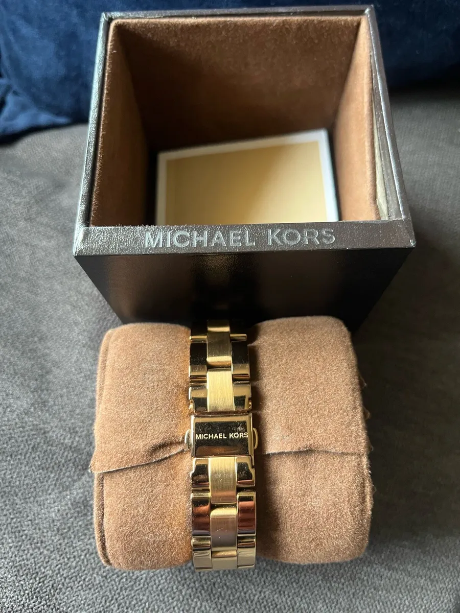 Women watch - Image 1