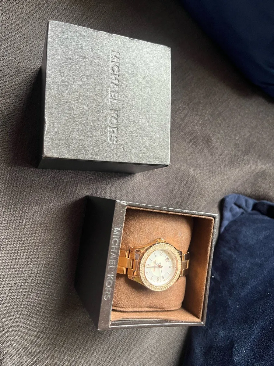 Women watch - Image 2
