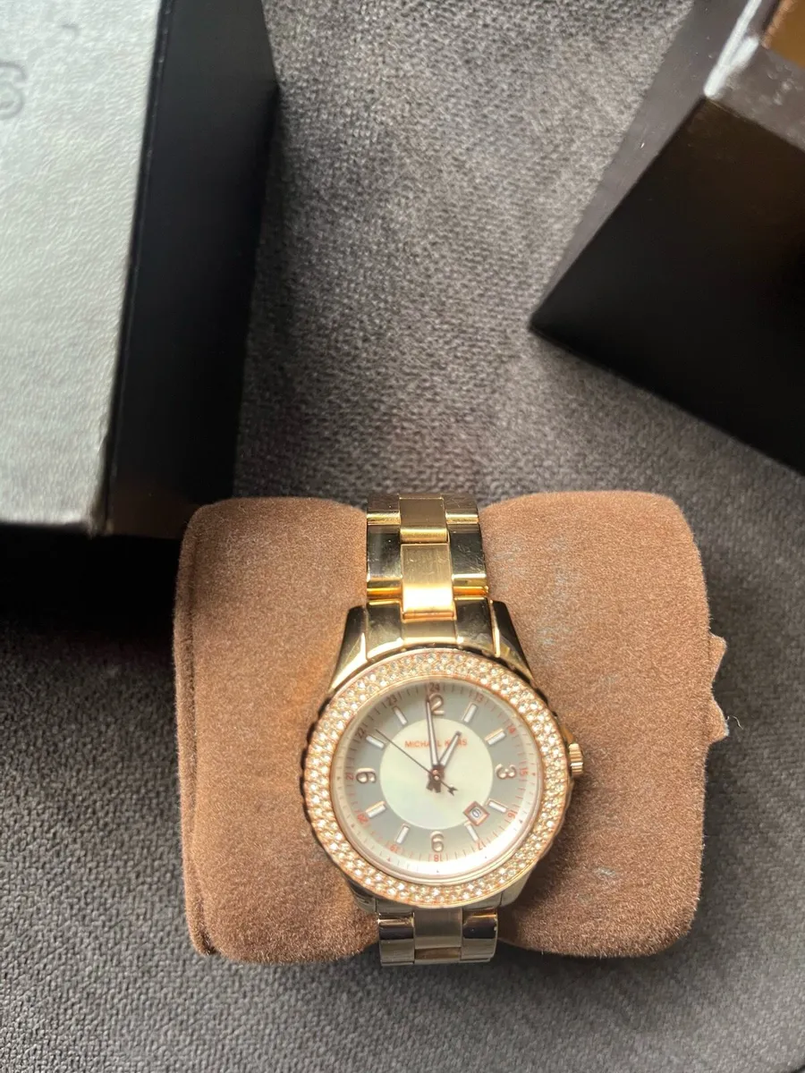 Women watch - Image 3