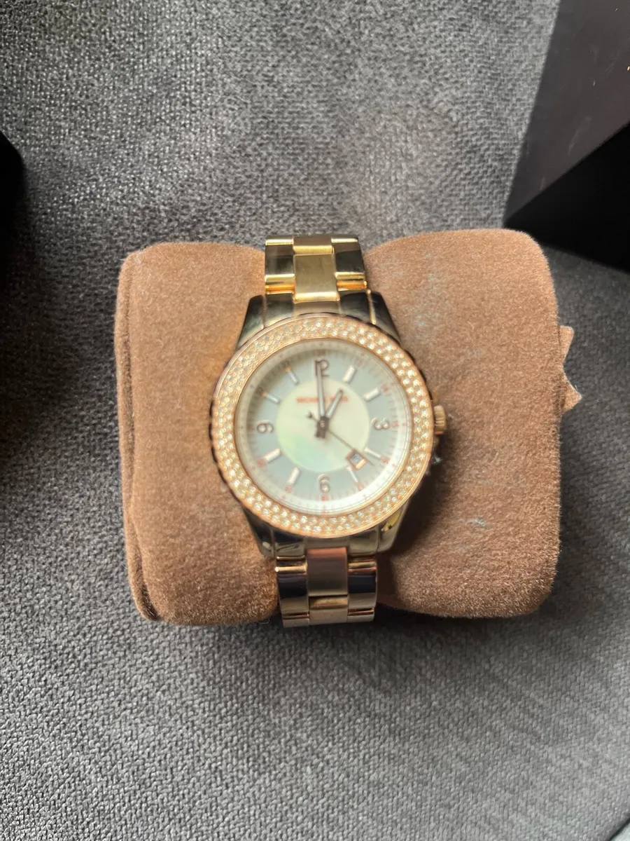 Women watch - Image 4