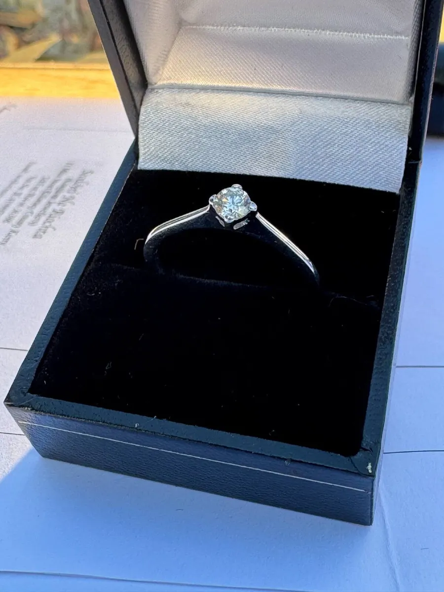 Gold ring - Image 1