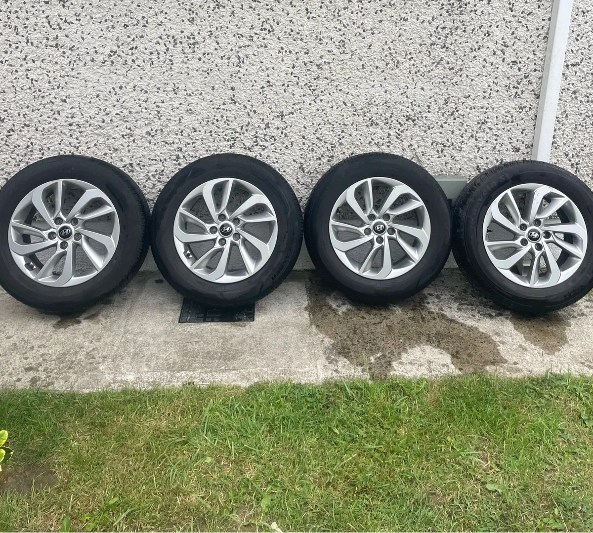 Original Hyundai 17” alloys in great condition - Image 1