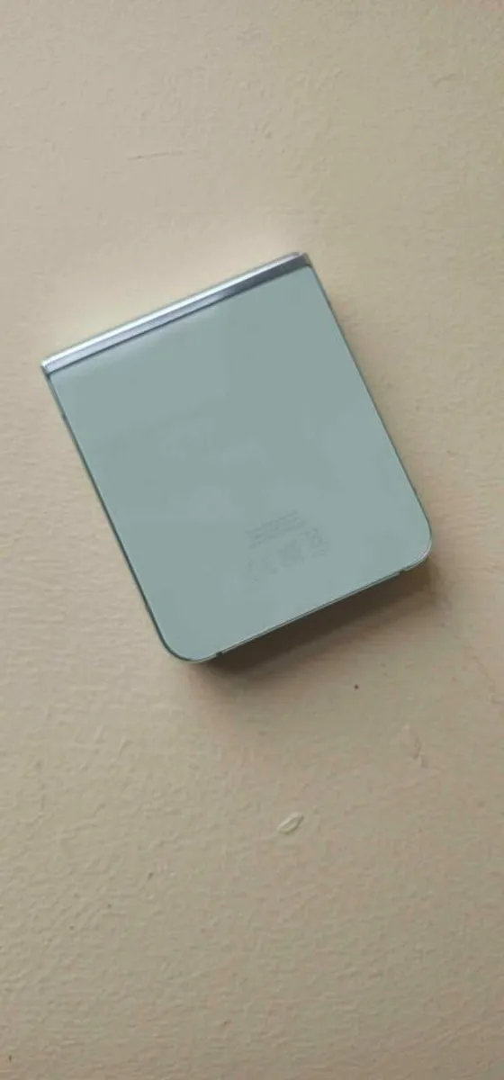 Samsung Galaxy Z Flip5 512GB Mint (Unlocked) - Image 3