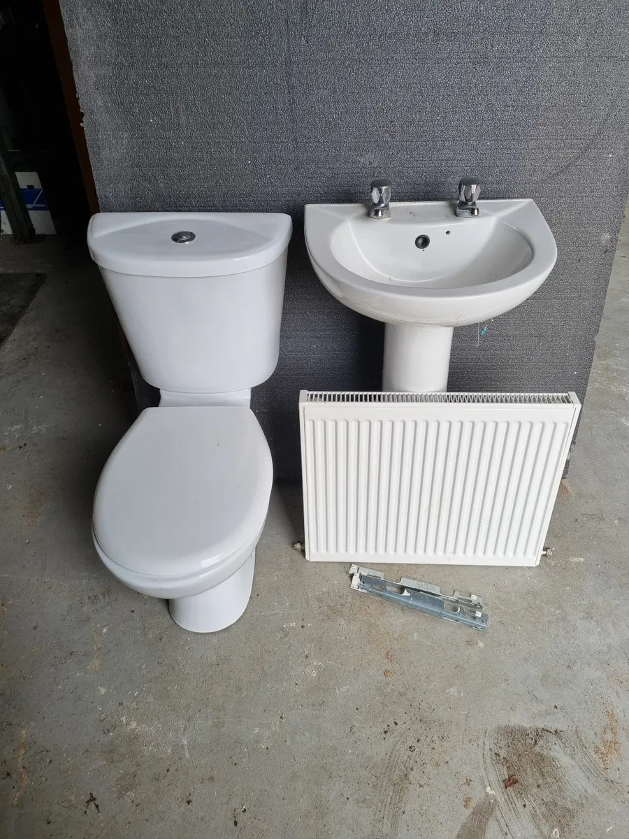 Toilet, Sink and radiator - Image 1