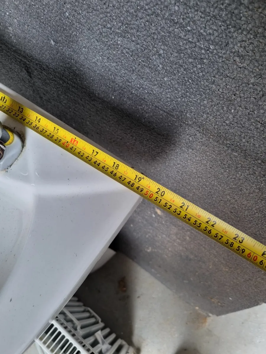 Toilet, Sink and radiator - Image 4