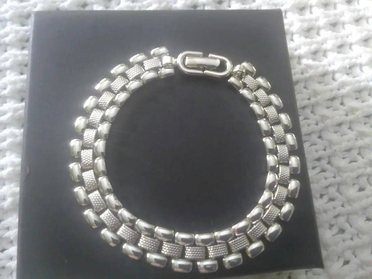 MONET VINTAGE SILVER LINK BRACELET 7.5  AS NEW - Image 1