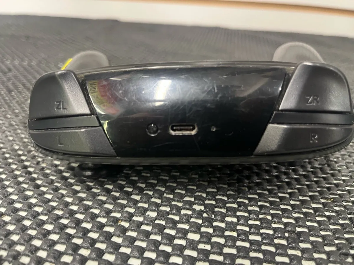 Nintendo Switch Pro Controller - Image 2