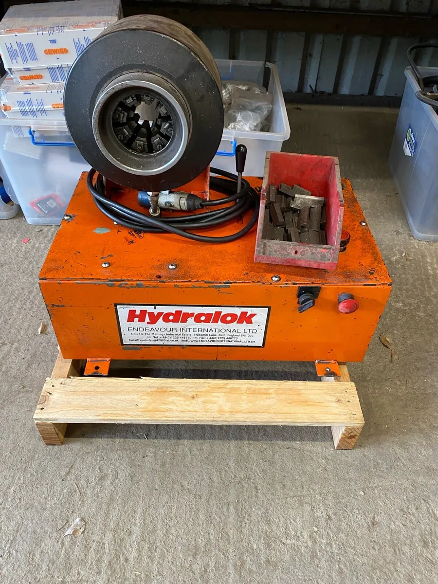 Hydraulic hose machine