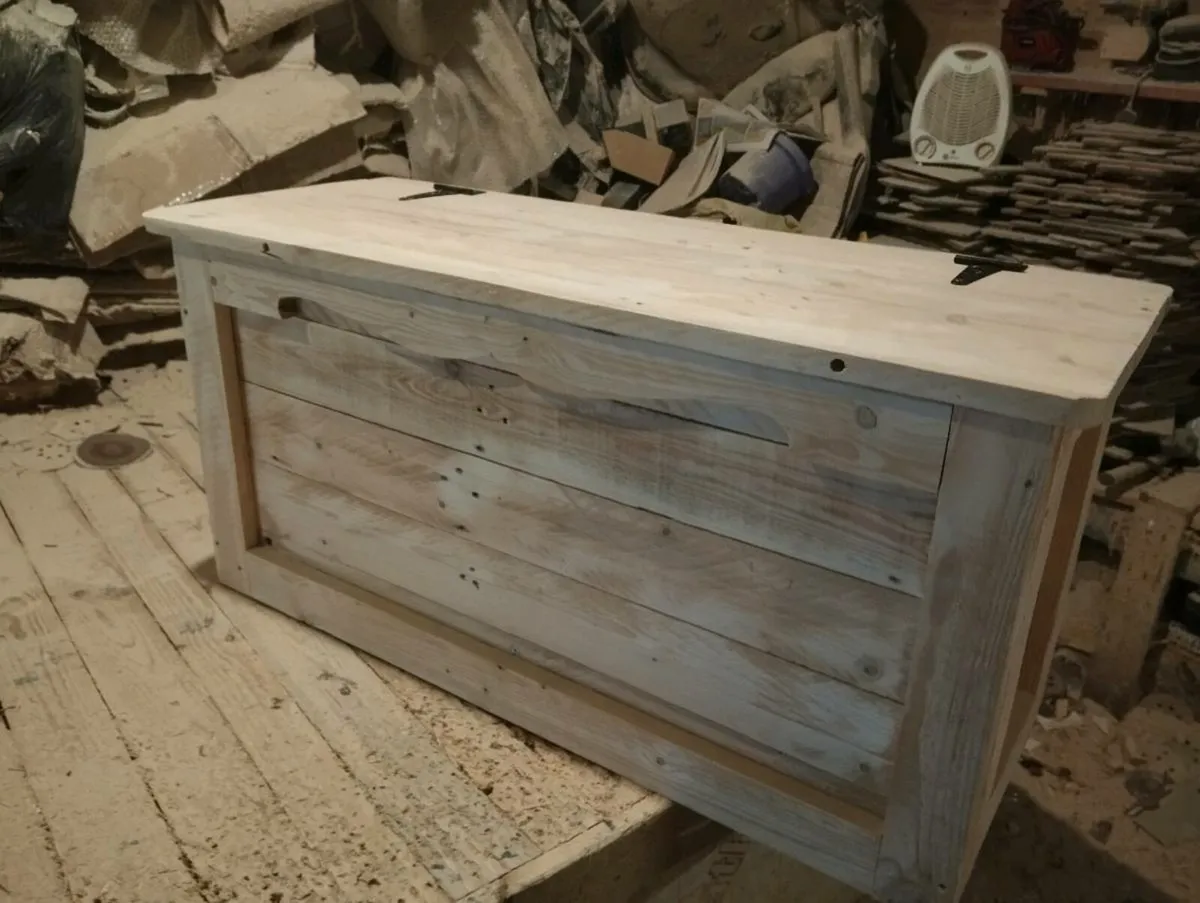 Handmade rustic blanket box - Image 2