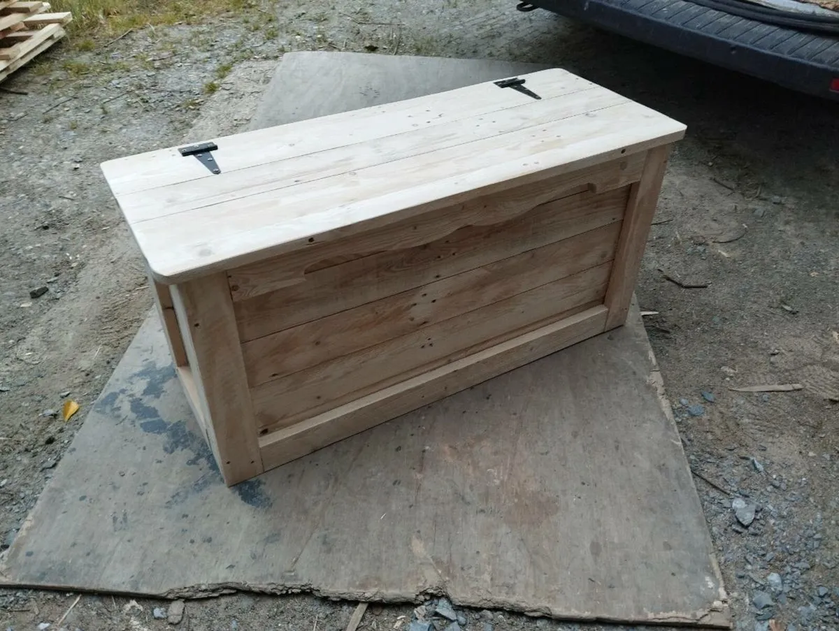 Handmade rustic blanket box - Image 3