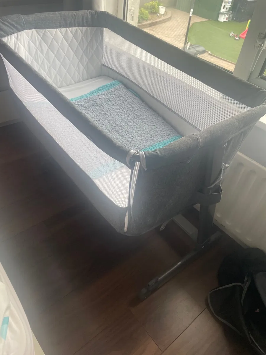 Babylo Cozi Sleeper, Bedside Crib - Image 1