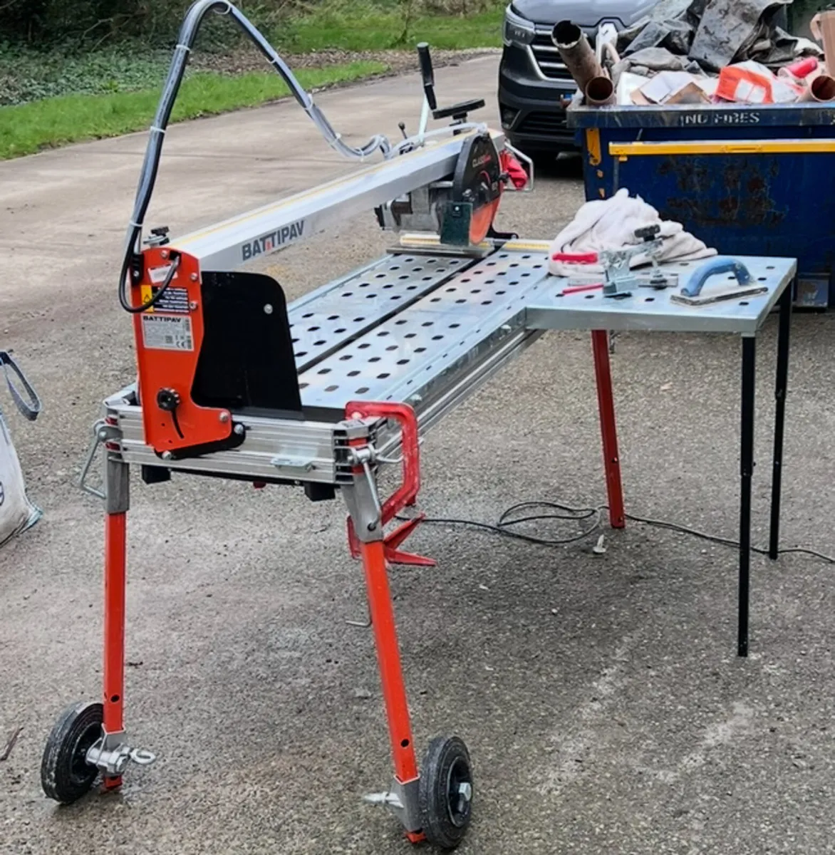 Wet tile cutting machine