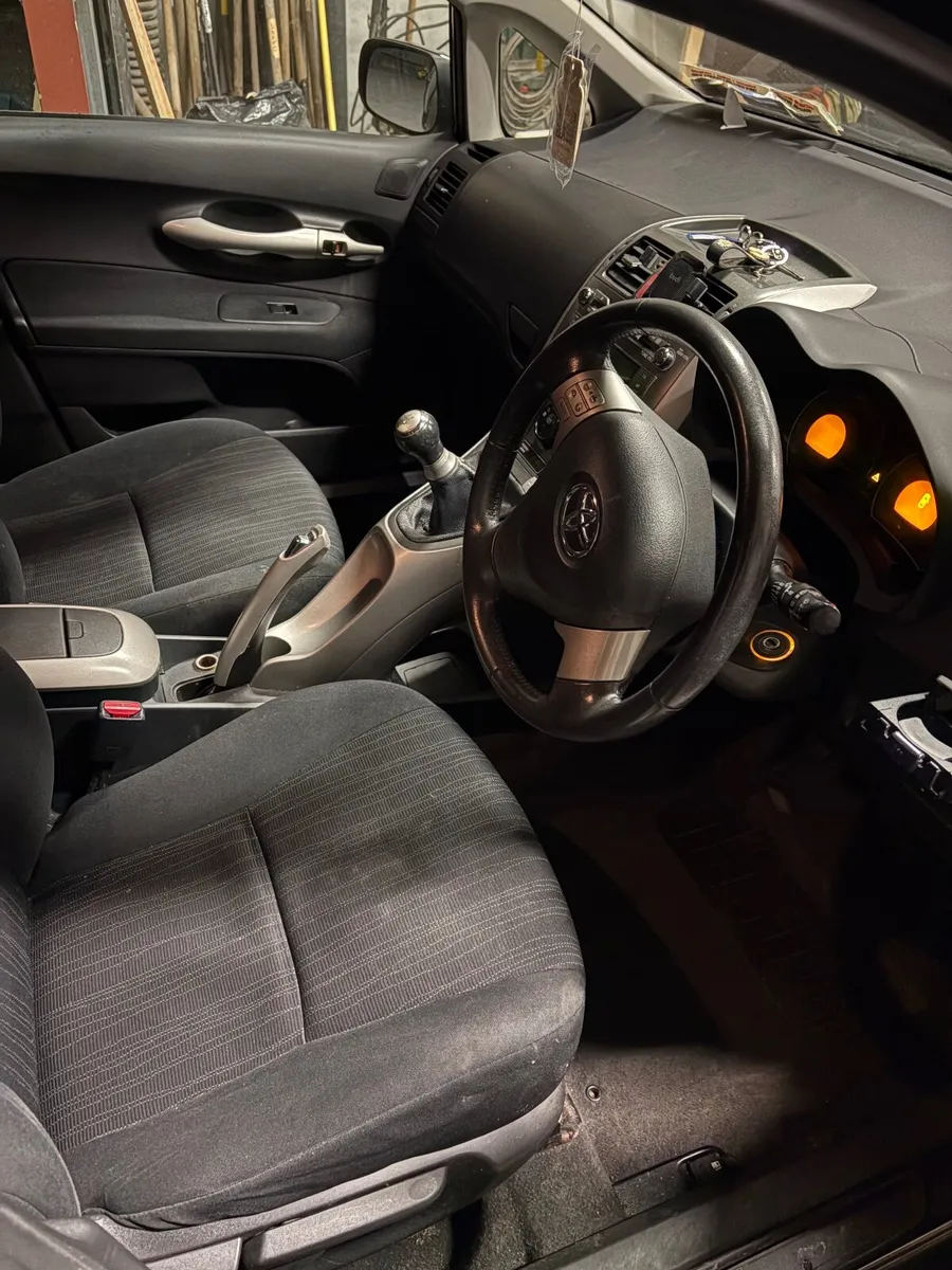 Toyota Auris 2008 - Image 2