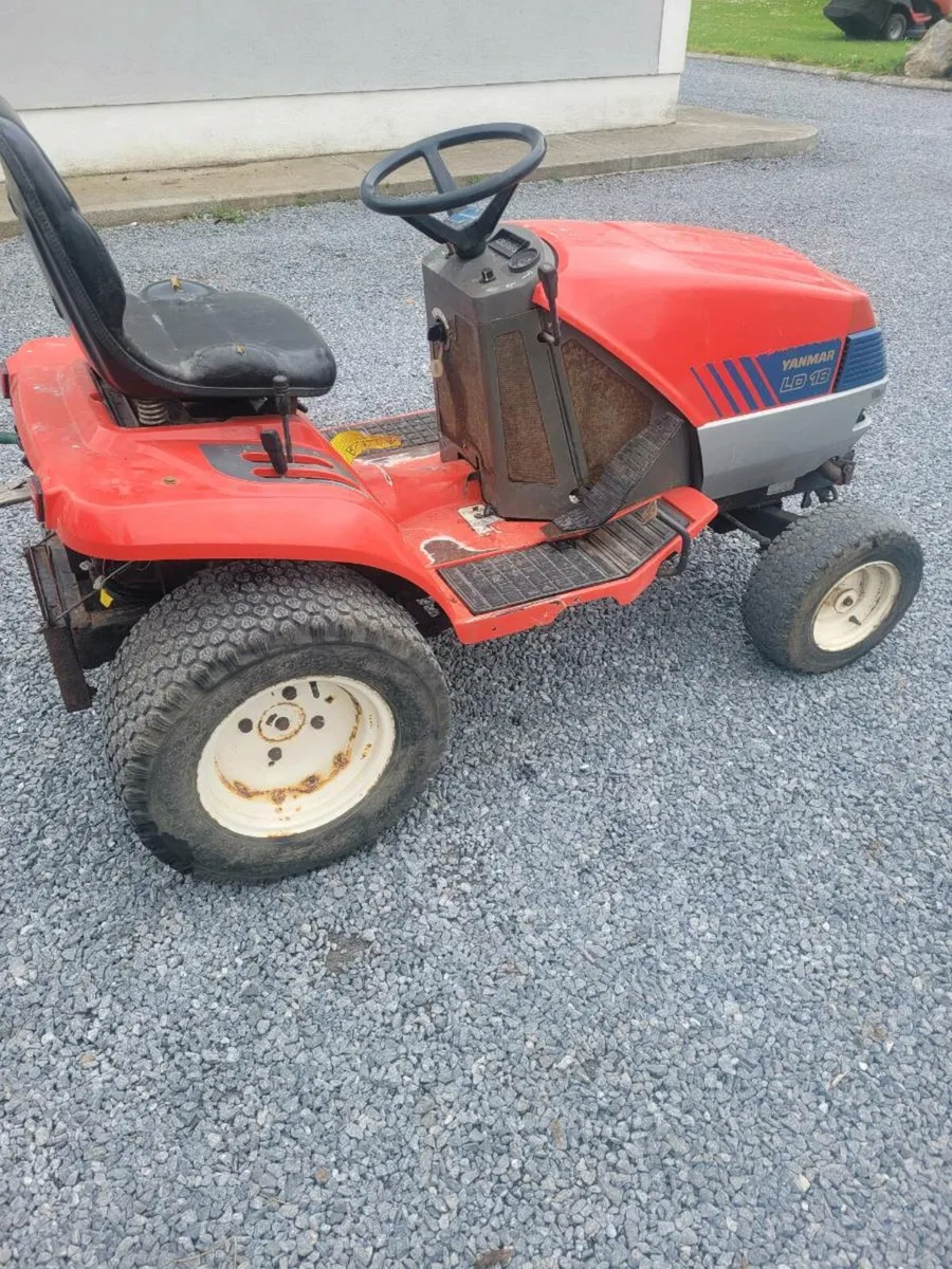 Lawn tractor - Image 1