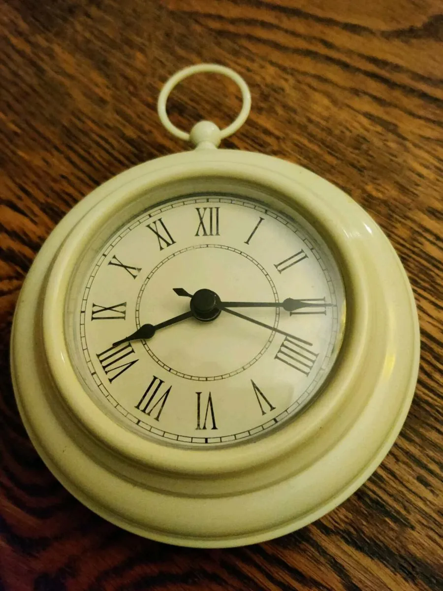 IVORY WHITE SHIP'S IRON, Vintage 5"Wall Clock ! - Image 3