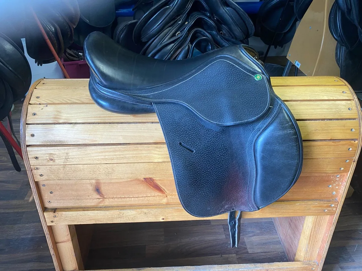 15.5 close contact pony Leather jump saddle - Image 1