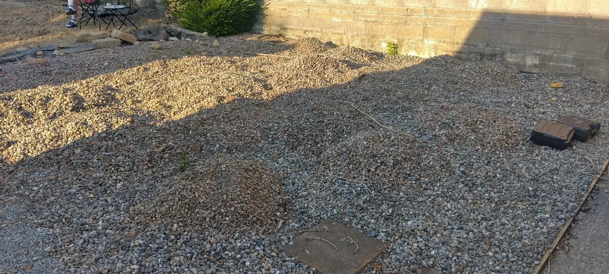 Roughly 20 tonnes of gravel. FREE.