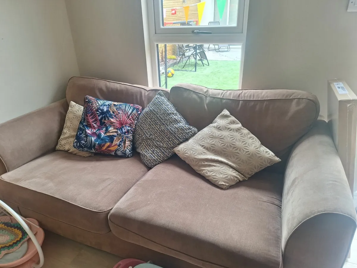 Family couch-v comfortable - Image 2