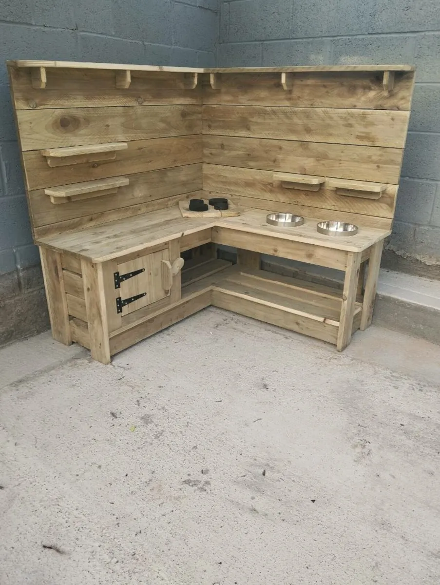 Handmade mud kitchen - Image 4