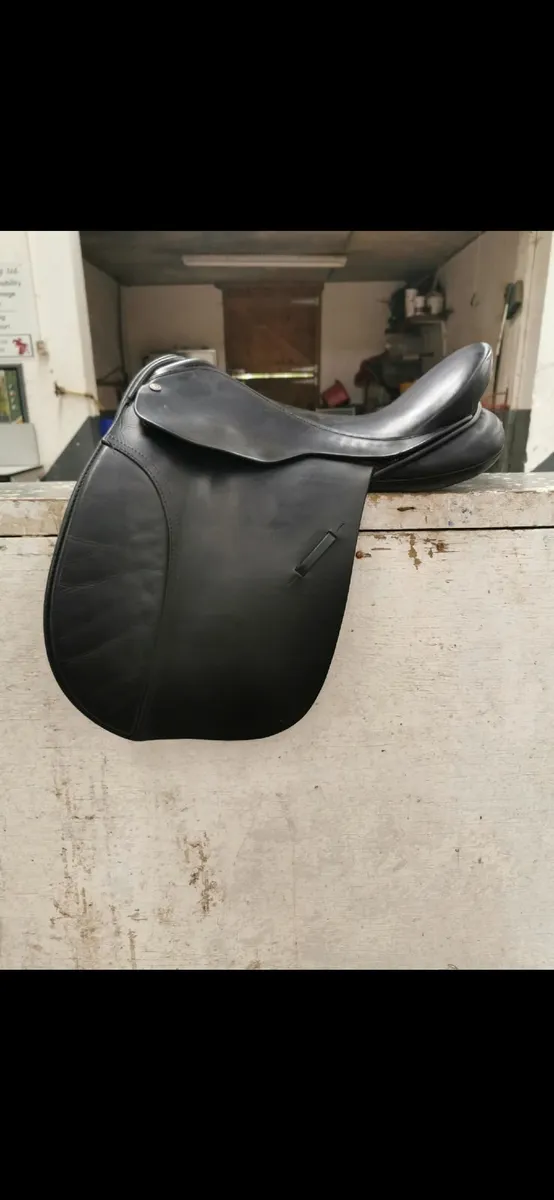 17.5in Black Country Saddle - Image 1