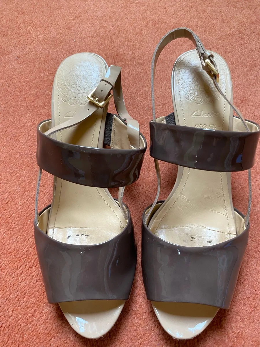 Clarks Mink Brown Patent Sandals with Cream Strap - Image 3